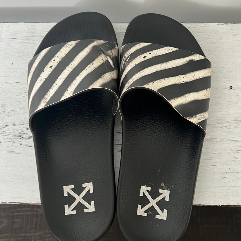 Off white slides - Picture 1 of 3